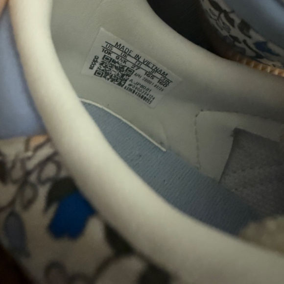 Girls Adidas sneakers - Picture 3 of 4